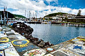 Azzorre, Isola di Faial - Il porto di Horta, i coloratissimi murales dipinti dai velisti nelle loro traversate atlantiche. 